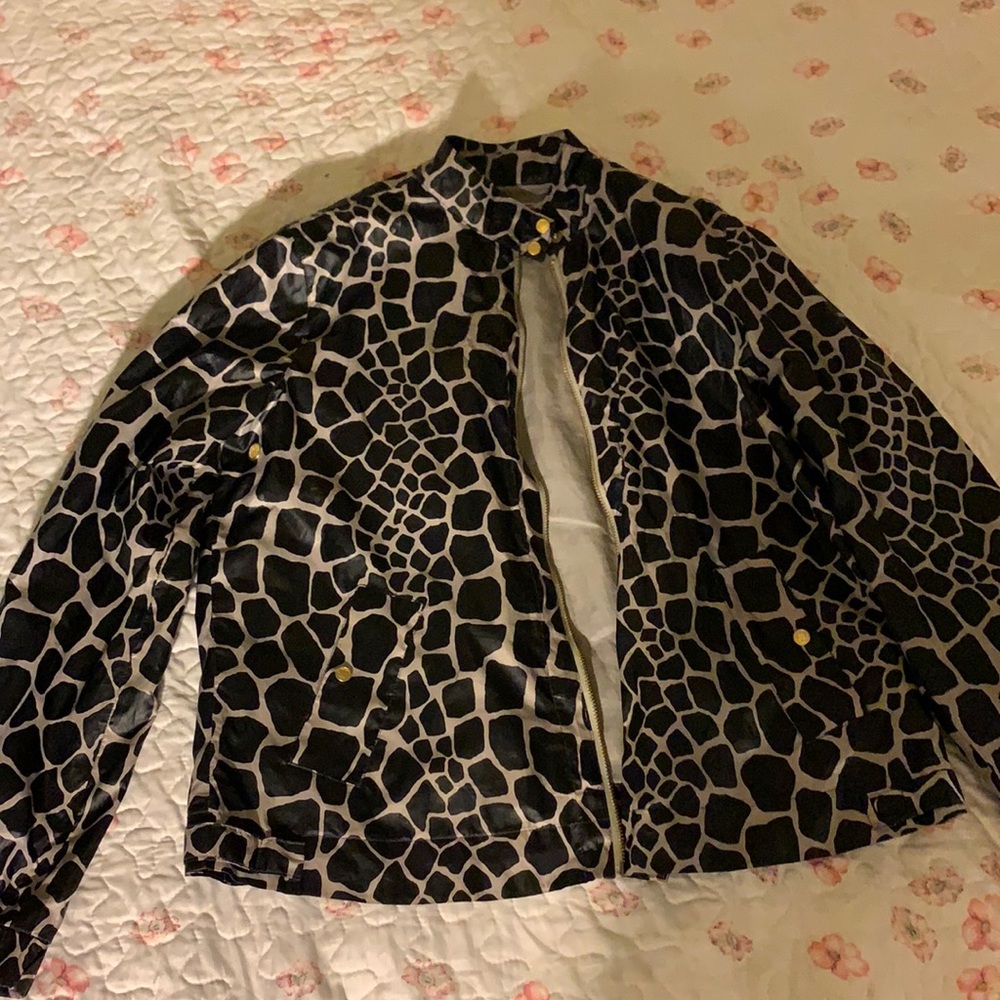 Black and white Liz Claiborne giraffe
